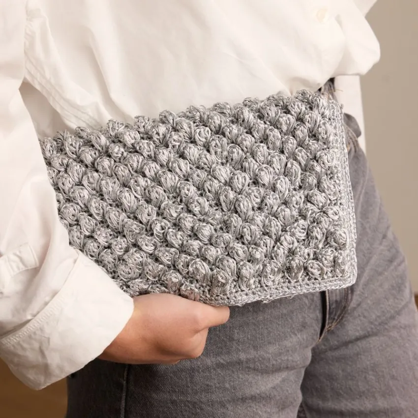 Manfield Zilveren clutch met gebreide details^ Clutches