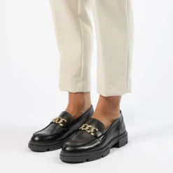 Manfield Zwart leren loafers met goudkleurige chain^DAMES Loafers