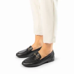 Manfield Zwarte leren loafers met goudkleurig detail^DAMES Loafers