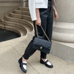 Manfield Zwarte leren loafers met witte details^DAMES Loafers