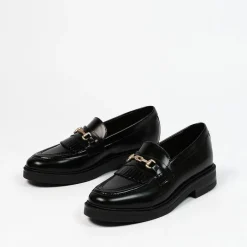 Manfield Zwarte leren loafers met goudkleurige chain^DAMES Loafers