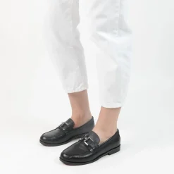 Manfield Zwarte leren loafers met vierkanten chain^DAMES Loafers