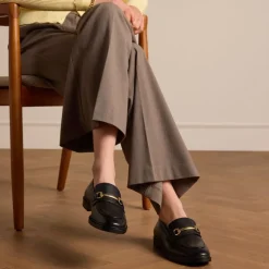 Manfield Zwarte leren loafers met goudkleurig detail^DAMES Loafers