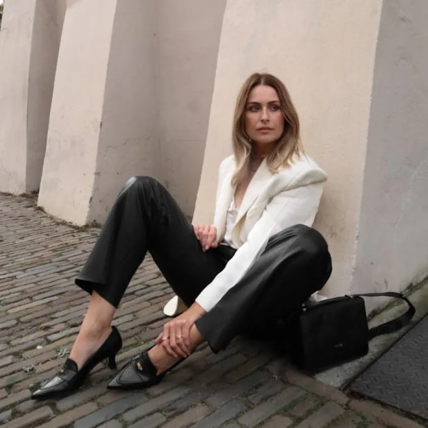 Manfield Zwarte leren pumps met goudkleurig detail^DAMES Pumps