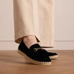 Manfield Zwarte suède loafer met goudkleurig detail^DAMES Loafers