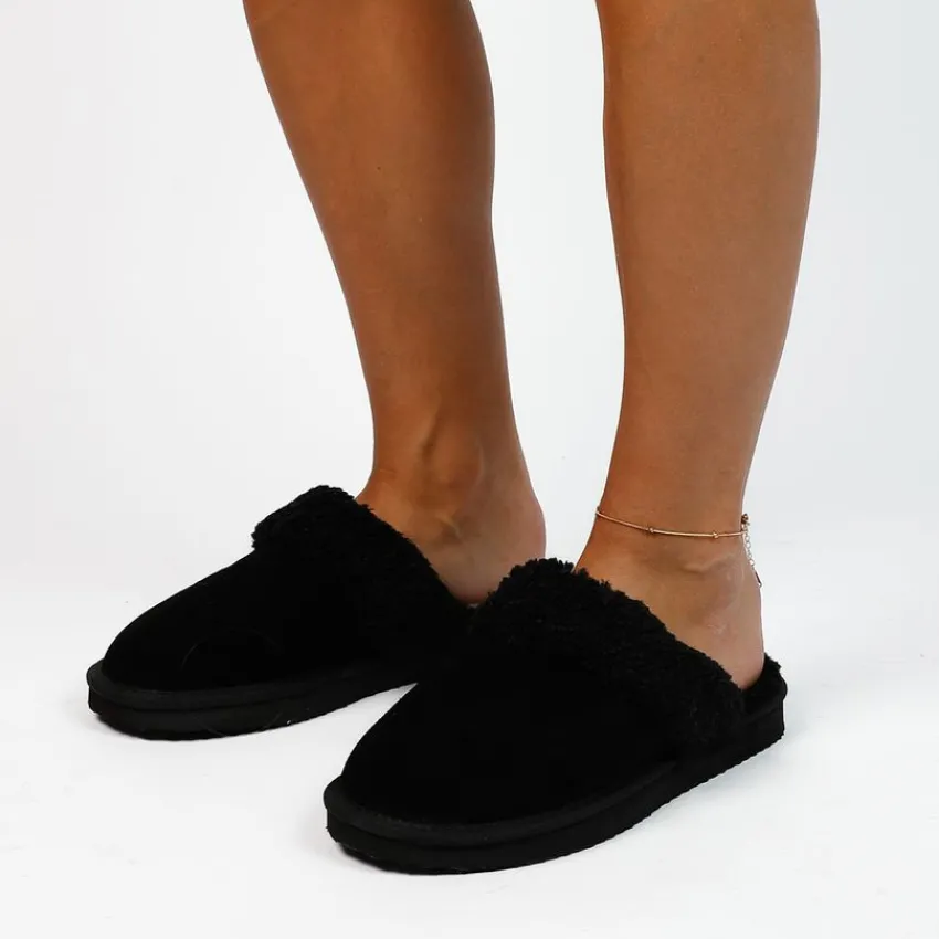 Manfield Zwarte suède pantoffels met imiatatiewol^DAMES Pantoffels